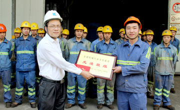 挖掘機公司結(jié)構(gòu)件廠底架班榮獲“全國先進班組獎”