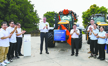 柳工首臺(tái)200馬力動(dòng)力換擋拖拉機(jī)下線(xiàn)