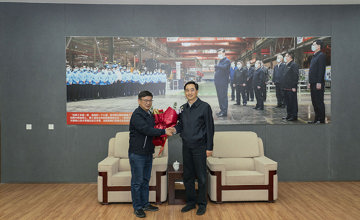 自治區(qū)領(lǐng)導(dǎo)慰問(wèn)柳工技術(shù)專家和技能人才