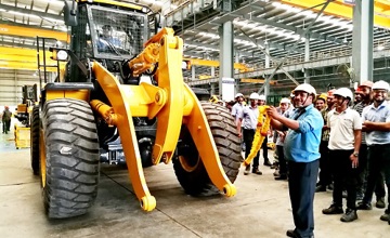 首批量產(chǎn)CLG856H裝載機在印度工廠成功下線　柳工印度公司新一代產(chǎn)品正式切換