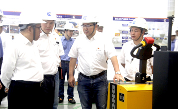 深入基層調研 解決一線問題 公司領導曾光安、黃海波到叉車公司進行調研