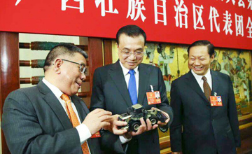 李克強出席第十三屆全國人大一次會議廣西代表團分組討論 曾光安書記向李克強總理匯報工作