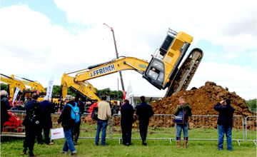 公司大型設(shè)備亮相英國(guó)Plantworx展　現(xiàn)場(chǎng)交付首批10臺(tái)CLG922E挖掘機(jī)