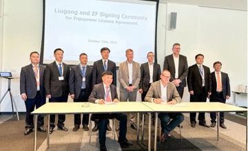 自治區(qū)黨委常委、副主席許永錁見證柳工與ZF公司簽署產(chǎn)品技術(shù)許可協(xié)議