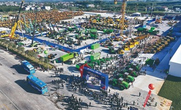 2025柳工全球經(jīng)銷商年會(huì)暨11·26全球客戶節(jié)盛大舉行 現(xiàn)場簽約意向訂單總額達(dá)60億元